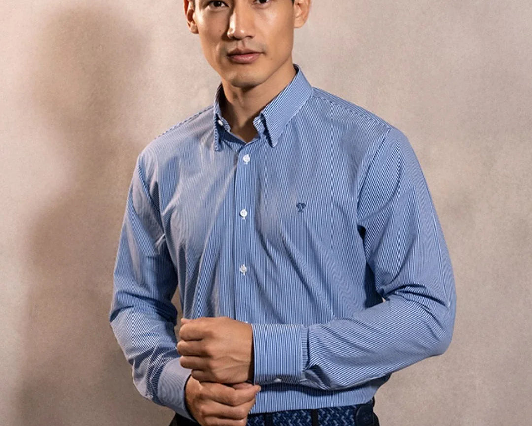 Camisa Performance rayas azul oscuro antiarrugas para hombre marca DANTE tallaje regular fit foto modelo3