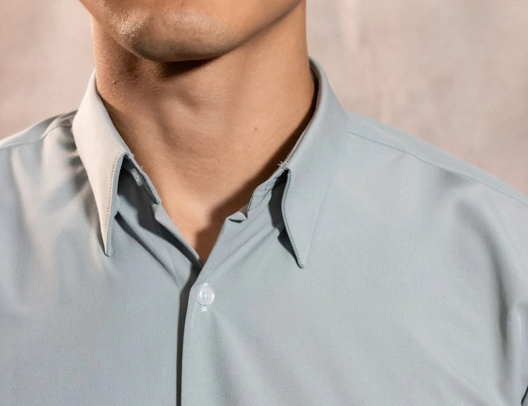 Camisa Performance verde sage antiarrugas para hombre marca DANTE tallaje regular fit foto logo