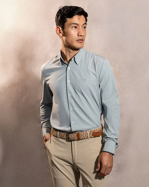 Camisa Performance verde sage antiarrugas para hombre marca DANTE tallaje regular fit foto modelo1
