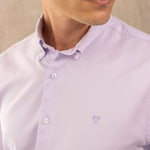Camisa antimanchas Oxford lila marca DANTE para hombre regular fit foto  modelo