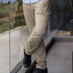 Pantalón performance antimanchas Taupé para hombre marca DANTE tallaje regular fit foto Lifestyle
