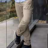 Pantalón performance antimanchas Taupé para hombre marca DANTE tallaje regular fit foto Lifestyle