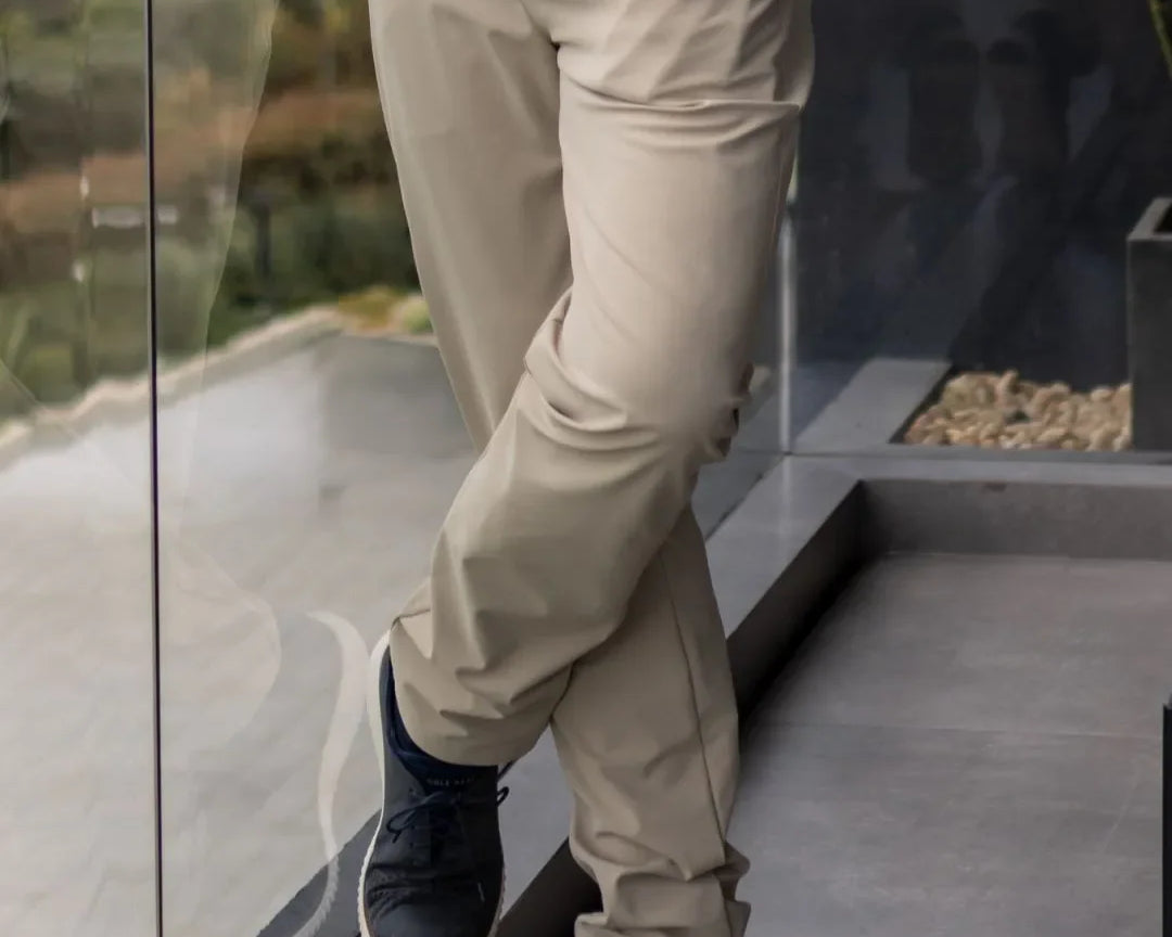 Pantalón performance antimanchas Taupé para hombre marca DANTE tallaje regular fit foto Lifestyle