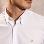 Camisa Performance blanca antiarrugas para hombre marca DANTE tallaje regular fit foto logo