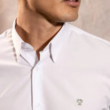 Camisa Performance blanca antiarrugas para hombre marca DANTE tallaje regular fit foto logo
