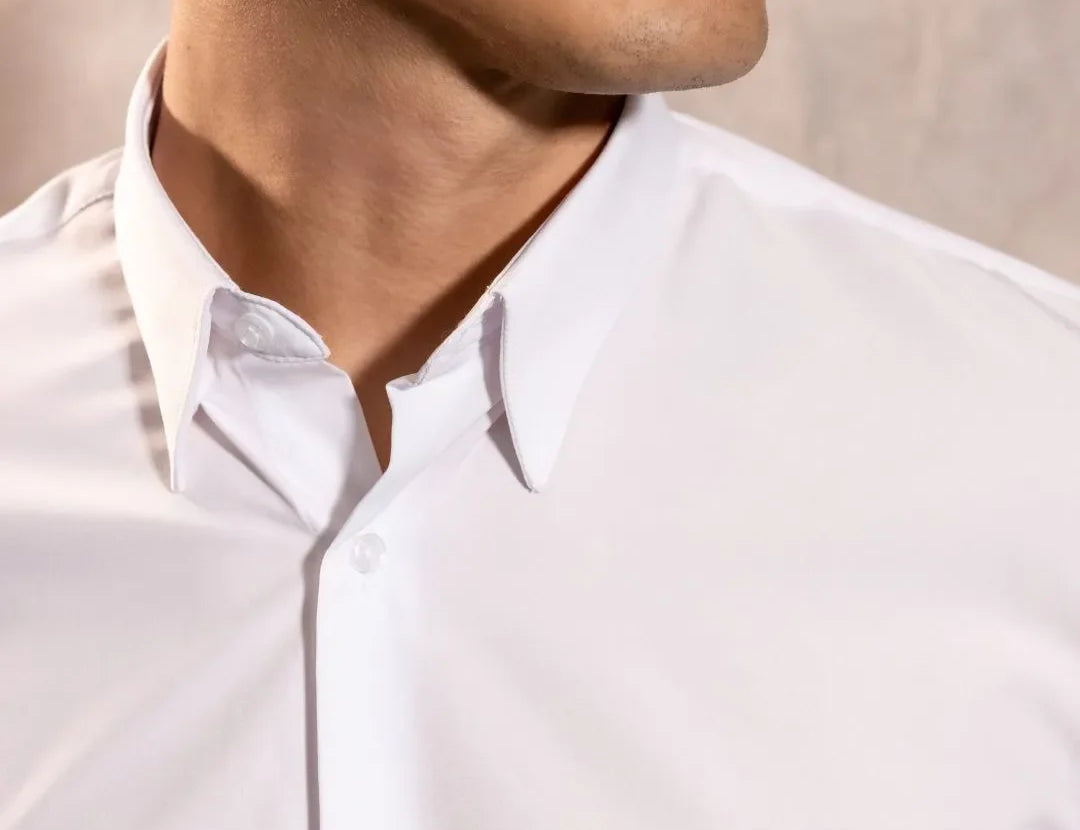 Camisa Performance blanca antiarrugas para hombre marca DANTE tallaje regular fit foto logo