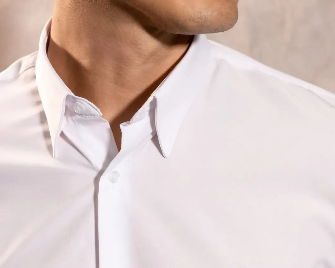 Camisa Performance blanca antiarrugas para hombre marca DANTE tallaje regular fit foto logo