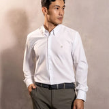 Camisa Performance blanca antiarrugas para hombre marca DANTE tallaje regular fit foto modelo