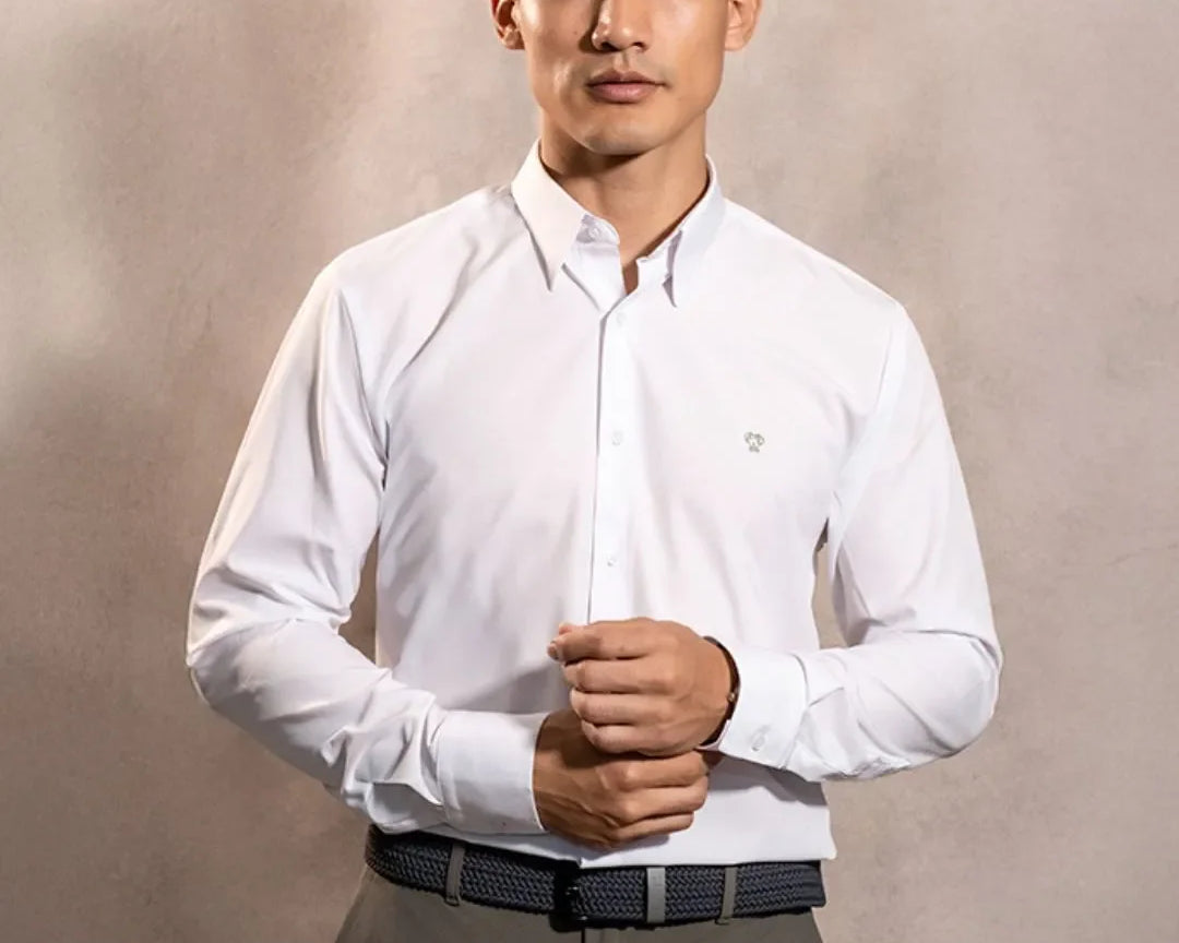 Camisa Performance blanca antiarrugas para hombre marca DANTE tallaje regular fit foto modelo2