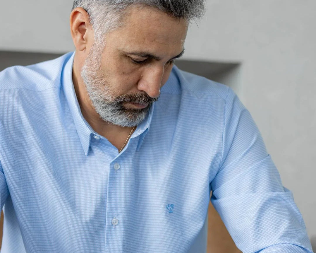 Camisa Performance cuadros azul claro para hombre marca DANTE tallaje regular fit foto lifestyle close