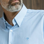 Camisa Performance cuadros azul claro para hombre marca DANTE tallaje regular fit foto lifestyle logo yepes