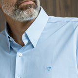 Camisa Performance cuadros azul claro para hombre marca DANTE tallaje regular fit foto lifestyle logo yepes