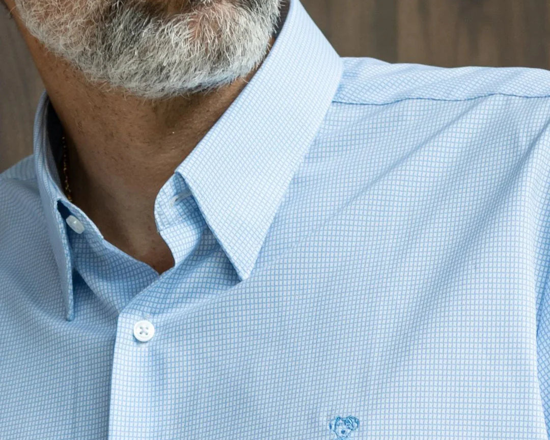 Camisa Performance cuadros azul claro para hombre marca DANTE tallaje regular fit foto lifestyle logo yepes