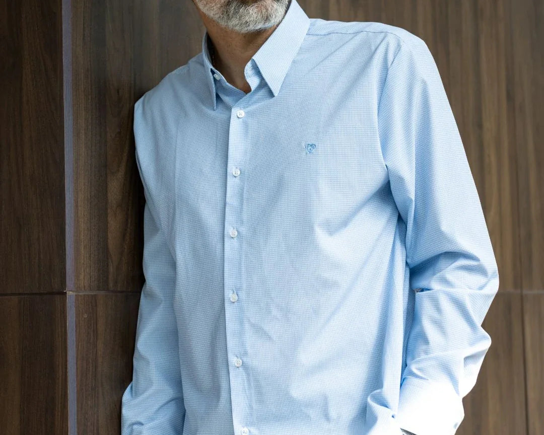 Camisa Performance cuadros azul claro para hombre marca DANTE tallaje regular fit foto lifestyle yepes