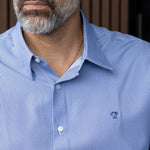 Camisa Performance cuadros azul oscuro para hombre marca DANTE tallaje regular fit foto lifestyle yepes logo