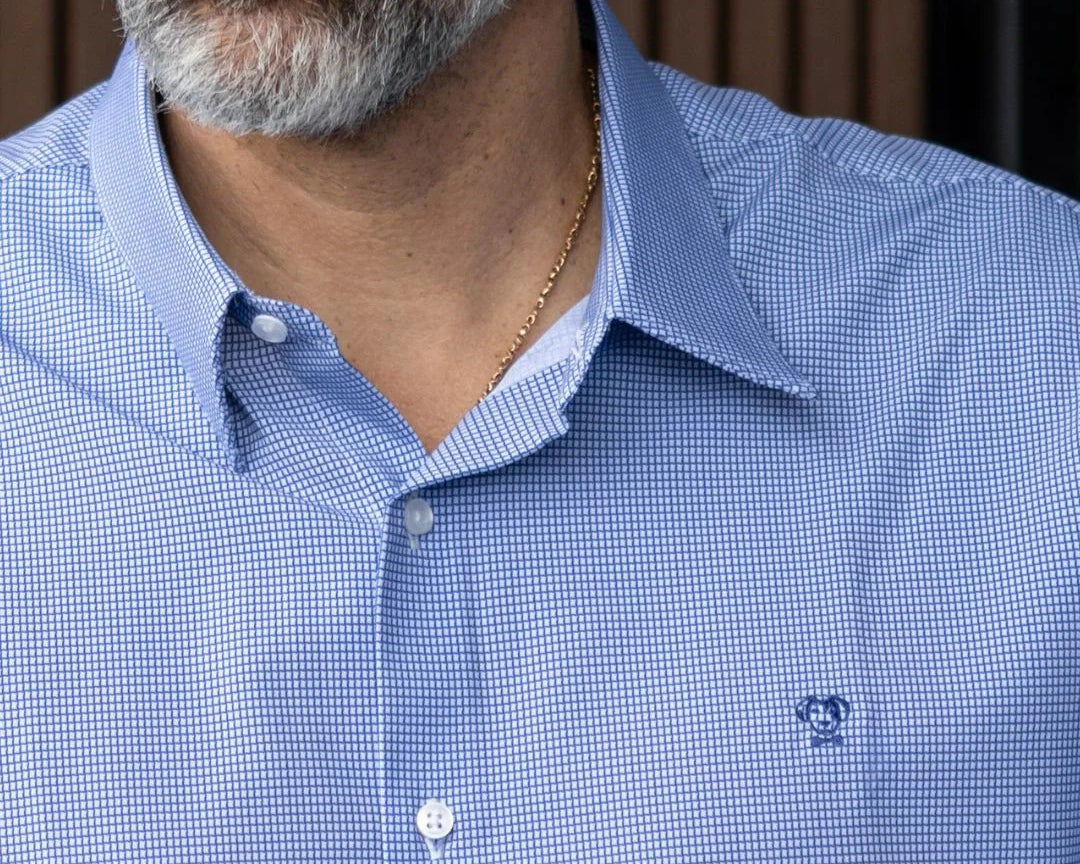 Camisa Performance cuadros azul oscuro para hombre marca DANTE tallaje regular fit foto lifestyle yepes logo