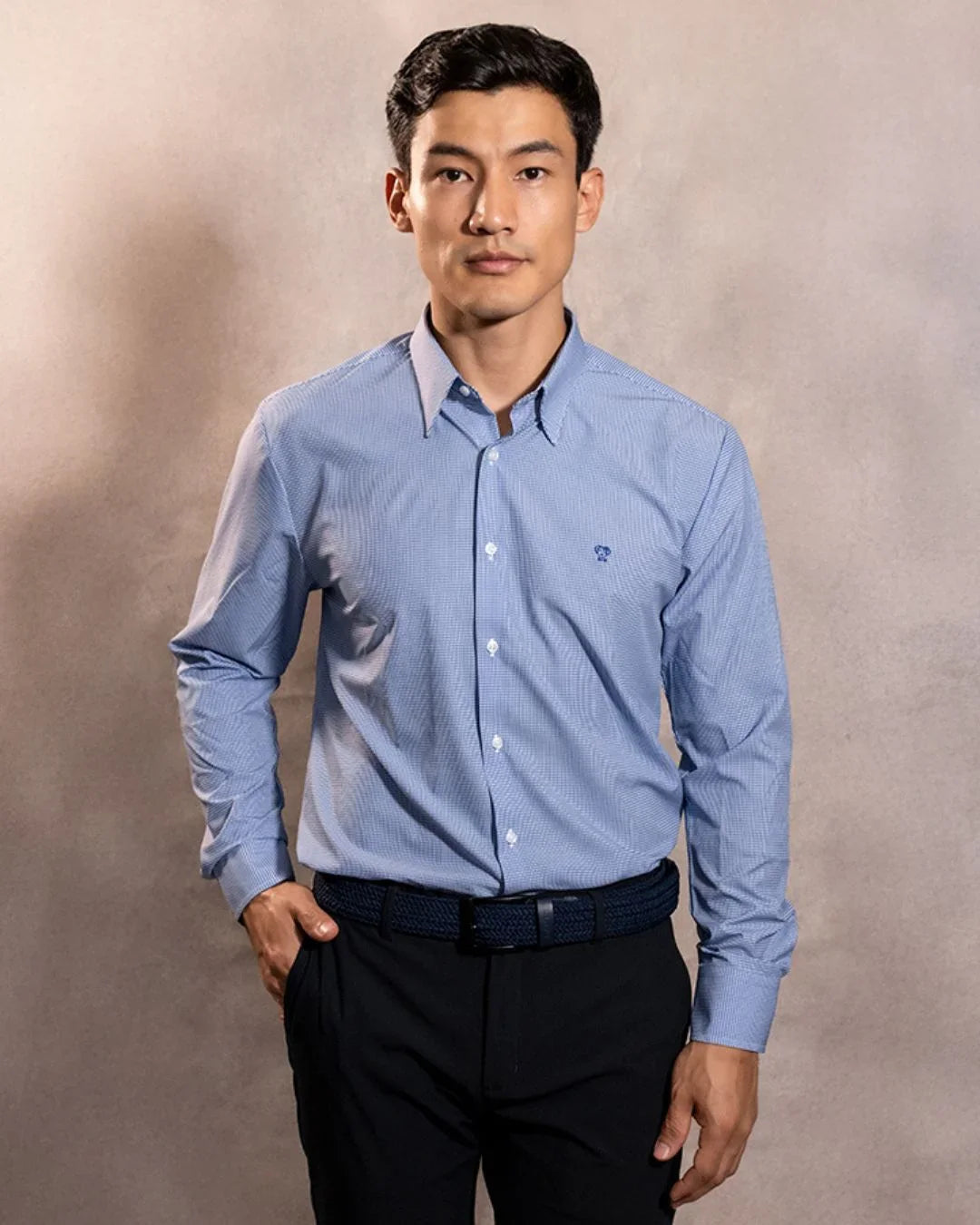 Camisa Performance cuadros azul oscuro antiarrugas para hombre marca DANTE tallaje regular fit foto modelo