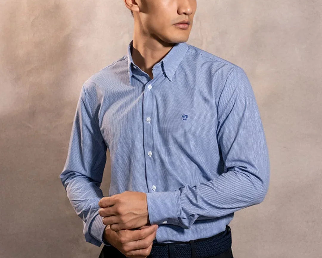 Camisa Performance cuadros azul oscuro antiarrugas para hombre marca DANTE tallaje regular fit foto modelo