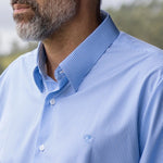 Camisa Performance rayas azul claro para hombre marca DANTE tallaje regular fit foto lifestyle close yepes