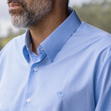 Camisa Performance rayas azul claro para hombre marca DANTE tallaje regular fit foto lifestyle close yepes
