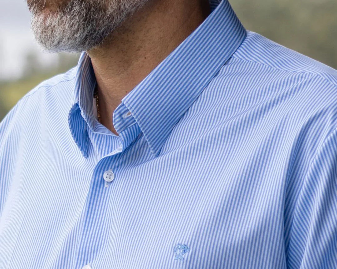 Camisa Performance rayas azul claro para hombre marca DANTE tallaje regular fit foto lifestyle close yepes