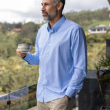 Camisa Performance rayas azul claro para hombre marca DANTE tallaje regular fit foto lifestyle yepes