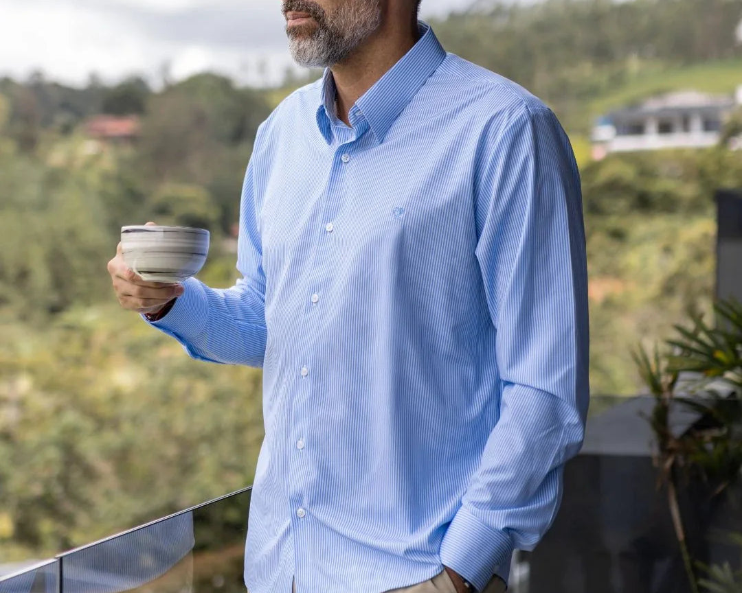 Camisa Performance rayas azul claro para hombre marca DANTE tallaje regular fit foto lifestyle yepes
