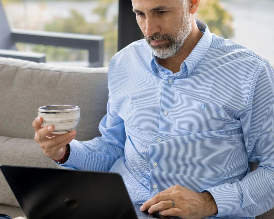 Camisa Performance rayas azul claro para hombre marca DANTE tallaje regular fit foto lifestyle yepes work