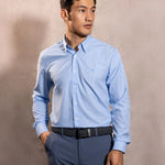 Camisa Performance rayas azul claro antiarrugas para hombre marca DANTE tallaje regular fit foto modelo