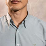 Camisa Performance verde sage antiarrugas para hombre marca DANTE tallaje regular fit foto logo
