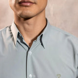 Camisa Performance verde sage antiarrugas para hombre marca DANTE tallaje regular fit foto logo