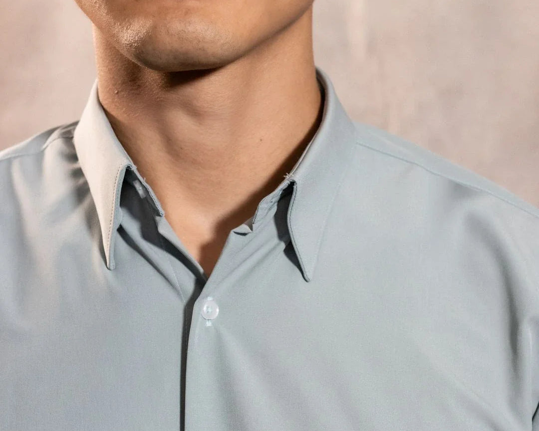 Camisa Performance verde sage antiarrugas para hombre marca DANTE tallaje regular fit foto logo