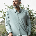 Camisa Performance verde sage antiarrugas para hombre marca DANTE tallaje regular fit foto lifestyle
