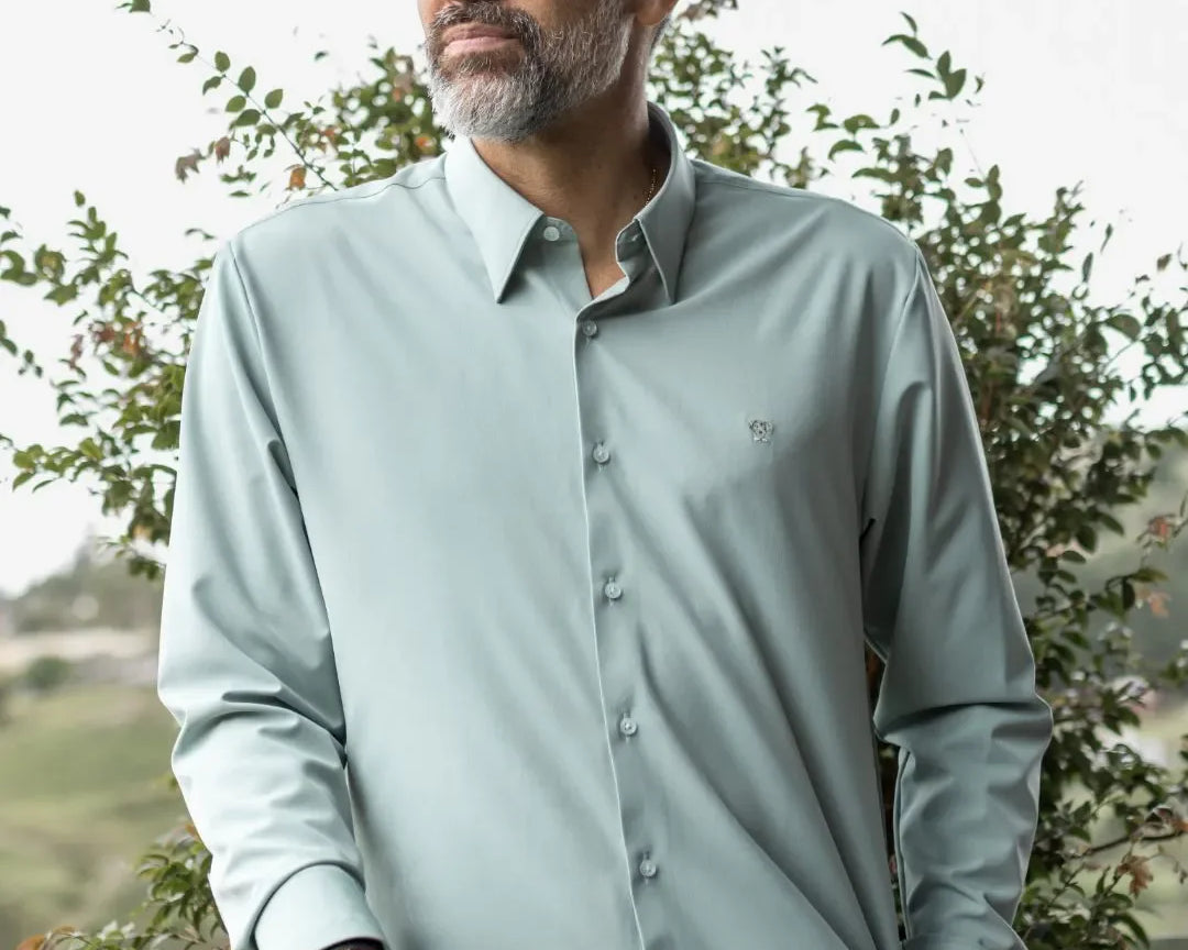 Camisa Performance verde sage antiarrugas para hombre marca DANTE tallaje regular fit foto lifestyle
