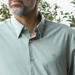 Camisa Performance verde sage antiarrugas para hombre marca DANTE tallaje regular fit foto lifestyle close