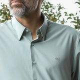 Camisa Performance verde sage antiarrugas para hombre marca DANTE tallaje regular fit foto lifestyle close
