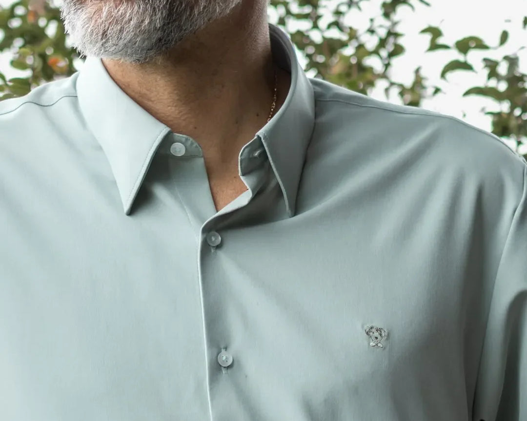 Camisa Performance verde sage antiarrugas para hombre marca DANTE tallaje regular fit foto lifestyle close