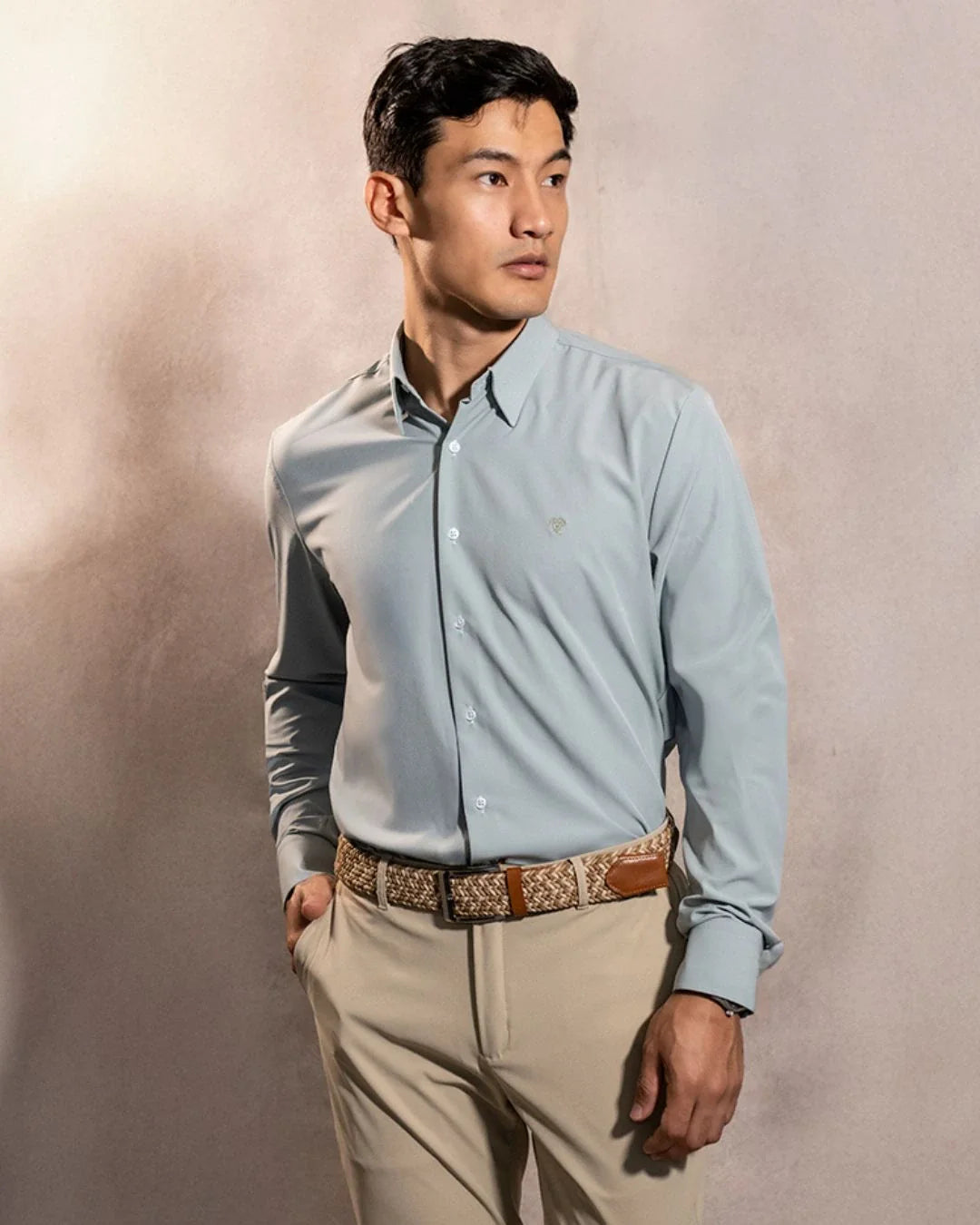 Camisa Performance verde sage antiarrugas para hombre marca DANTE tallaje regular fit foto modelo1