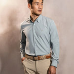 Camisa Performance verde sage antiarrugas para hombre marca DANTE tallaje regular fit foto modelo1