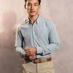 Camisa Performance verde sage antiarrugas para hombre marca DANTE tallaje regular fit foto modelo3