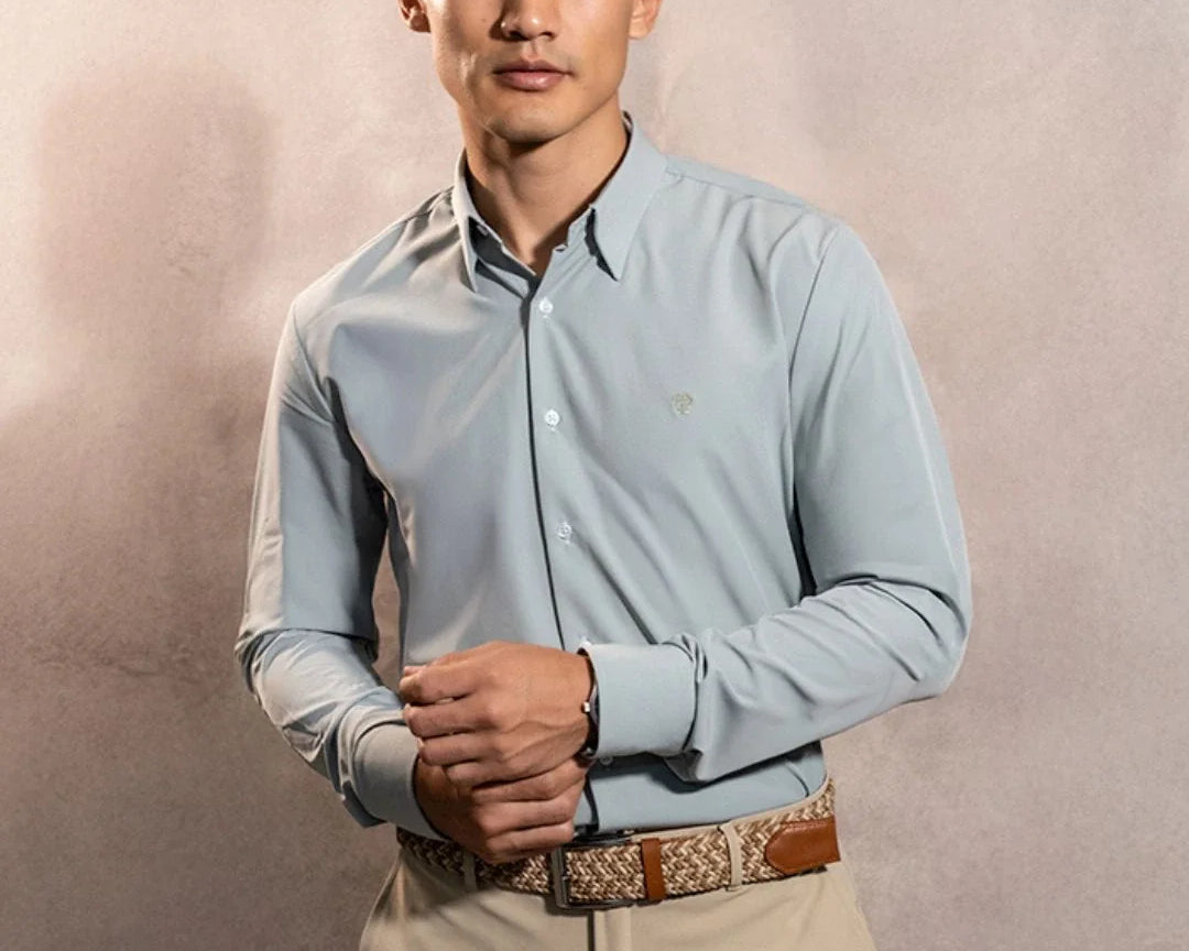 Camisa Performance verde sage antiarrugas para hombre marca DANTE tallaje regular fit foto modelo3