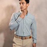 Camisa Performance verde sage antiarrugas para hombre marca DANTE tallaje regular fit foto modelo4