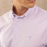 Camisa antimanchas Oxford lila marca DANTE para hombre regular fit foto  modelo