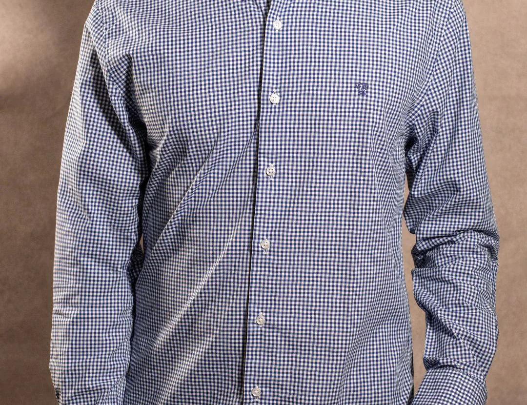Camisa antimanchas Popelina Cuadros Azul Oscuro Berna para hombre marca DANTE tallaje regular fit foto modelo
