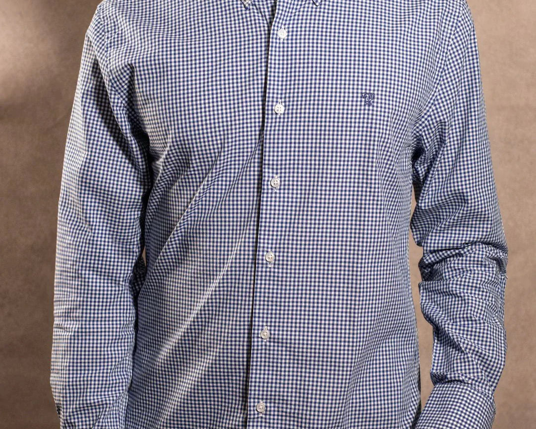 Camisa antimanchas Popelina Cuadros Azul Oscuro Berna para hombre marca DANTE tallaje regular fit foto modelo