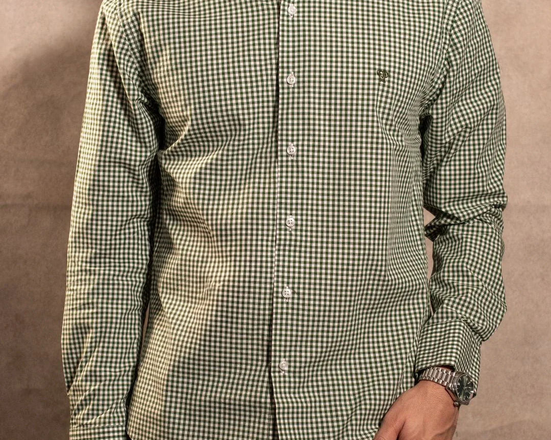 Camisa antimanchas Popelina Cuadros Verde Oscuro Lugano para hombre marca DANTE tallaje regular fit foto modelo