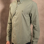 Camisa antimanchas Popelina Cuadros Verde Oscuro Lugano para hombre marca DANTE tallaje regular fit foto modelo2