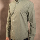 Camisa antimanchas Popelina Cuadros Verde Oscuro Lugano para hombre marca DANTE tallaje regular fit foto modelo2
