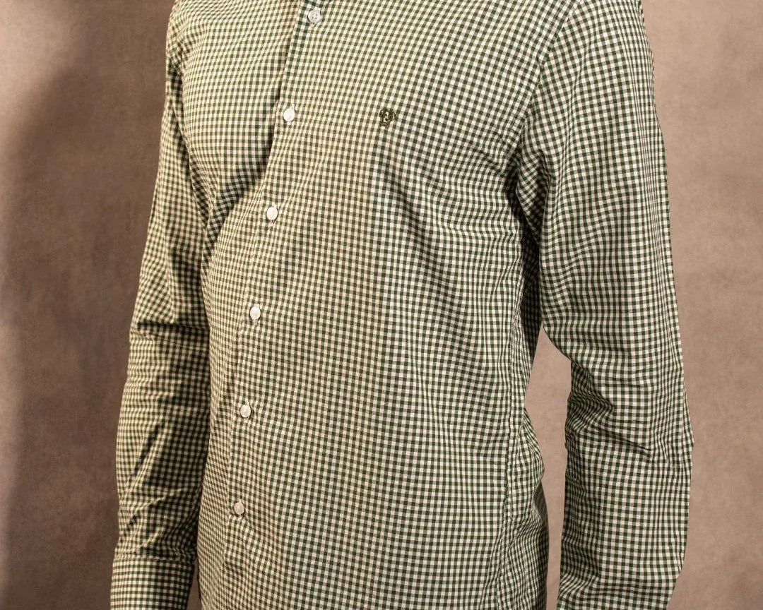 Camisa antimanchas Popelina Cuadros Verde Oscuro Lugano para hombre marca DANTE tallaje regular fit foto modelo2