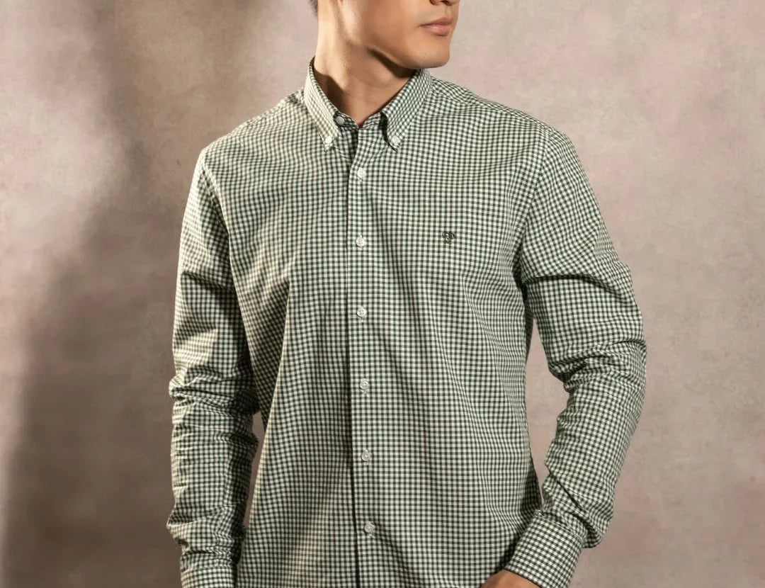 Camisa antimanchas Popelina Cuadros Verde Oscuro Lugano para hombre marca DANTE tallaje regular fit foto modelo